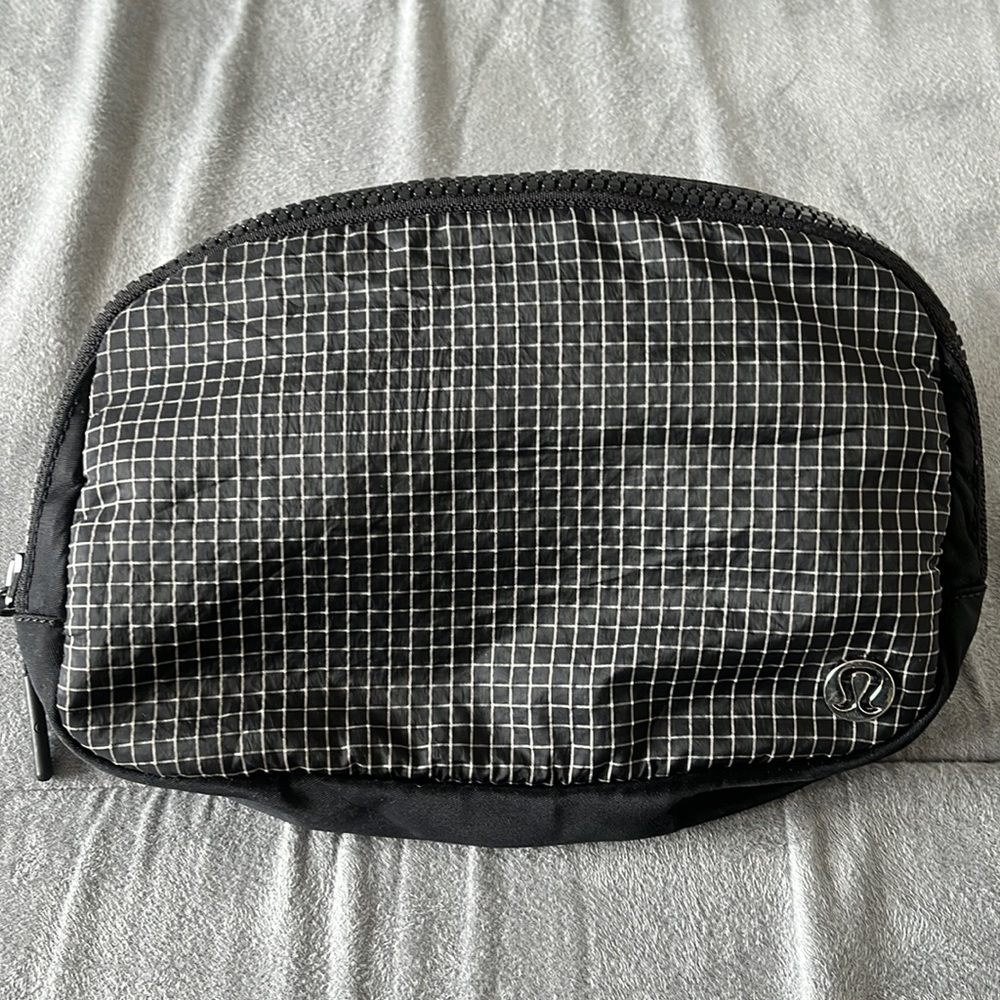 COPY - Lululemon belt bag